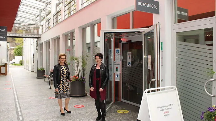 Abteilungsleiterin Monika Vukelic-Auer (l.) und Vizebürgermeisterin Melanie Praxmaier vor dem "Jubilar" Bürgerbüro