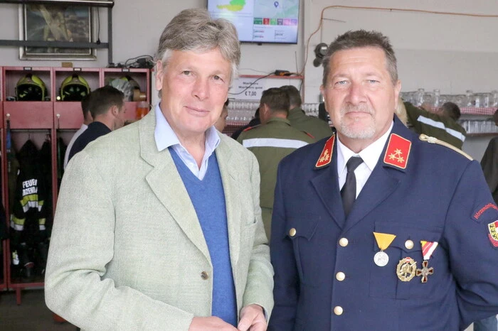 Gesehen wurden unter anderen Feuerwehr-Kommandant Georg Jandl,Großgrundbesitzer Tilo Berlin (am Foto von links), Hautarzt Dozent Martin Inzinger, Techniker Walter Bader, Pfarrer Franjo Vidovic, sowie der ehemalige Bezirksfeuerwehr-Kommandant Robert Kropf. 