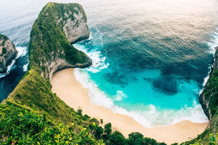 Die atemberaubende indonesische Insel gleicht einer Postkartenansicht und ist ein wahres Paradies. Weiße Sandstrände, tropische Wälder und türkises Wasser. Bei einem Tauchgang können Sie auch die vielfältige Unterwasserwelt erkunden.