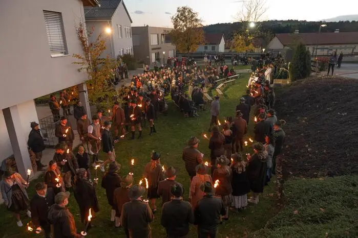 Nach einem Fackelzug zelebrierte Pfarrer Anton Herk-Pickl die Hubertusmesse, die von den Jagdhornbläsern Weiz feierlich umrahmt wurde