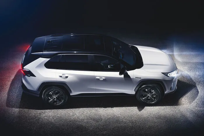 Technisch basiert der RAV4 auf Toyotas TNGA-Plattform, die schon den Prius und den Auris trägt.