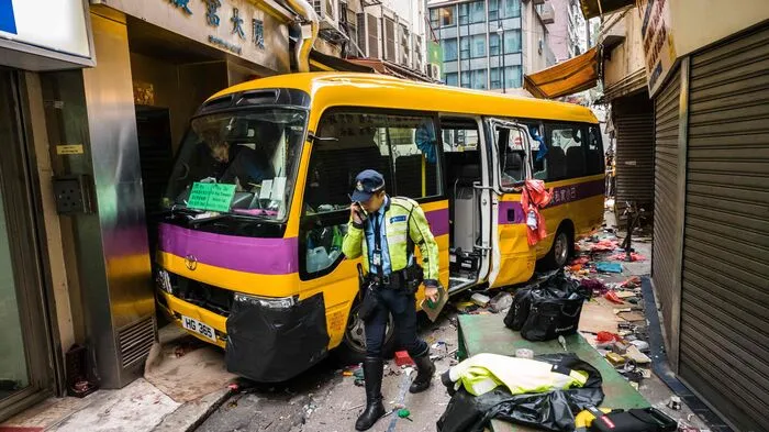 Bei dem Unfall eines Schulbusses in Hong Kong starben zwei Menschen.