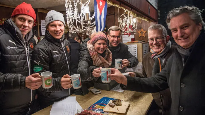 Mario Petrovitz und Aleksi Laako (99ers), Holding-Vorständin Barbara Muhr, Juwelier Klaus Weikhard sowie das Kleine-Zeitung-Duo Thomas Spann und Hubert Patterer