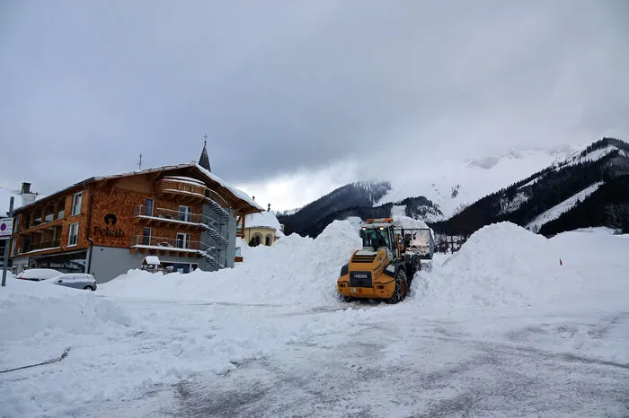 Schneeräumung rund um das betroffene Hotel Pehab