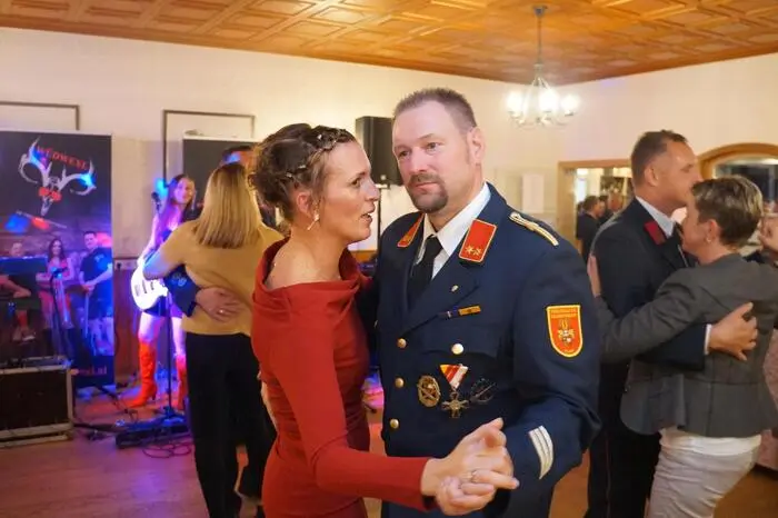 Kommandant Michael Kainz mit seiner Frau Kerstin beim Eröffnungstanz.