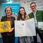Elisabeth und Jakob Wild bei der Verleihung in Wien mit Noch-Bundesministerin Leonore Gewessler (l.)