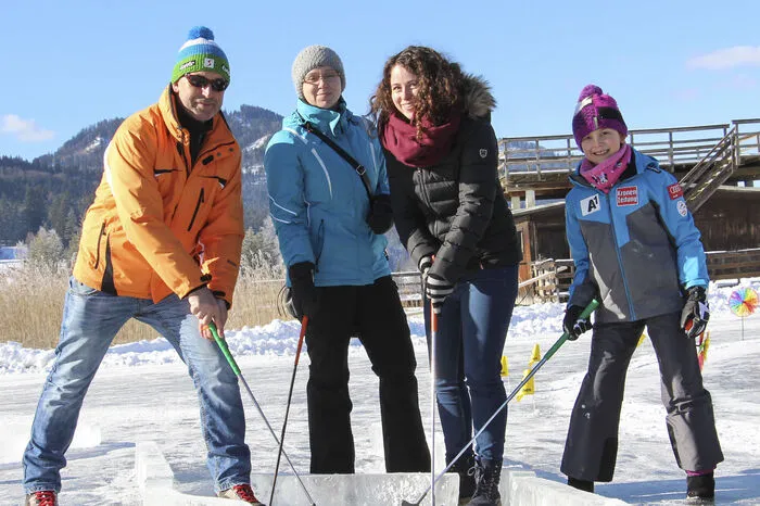 Minigolf auf dem Eis: Günther Grafenauer, Brigitte und Annabelle Clermont sowie Melanie Grafenauer