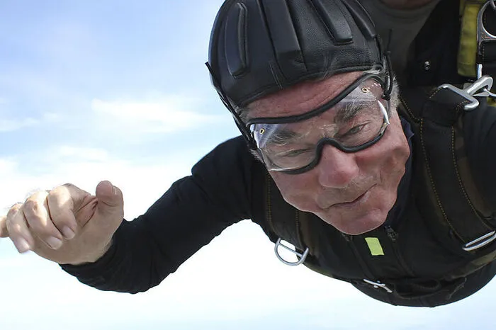 Heinz Fischer wagte sich auch mit dem Fallschirm in die Luft