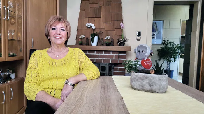 Die 69-jährige Judith ist eine pensionierte Beamtin aus Wien und macht bei den "Liebesg'schichten" mit, weil sie noch nicht den Richtigen gefunden hat, der mit ihr mithalten kann: "Männer in meinem Alter, naja, da hinkt es ehrlich gesagt oft schon ein bisschen." Der Neue kann also gerne auch fünf bis zehn Jahre jünger sein. Die Wienerin hat ein Faible für High Heels, ihre Schuhe findet sie erotisch, erzählt sie.