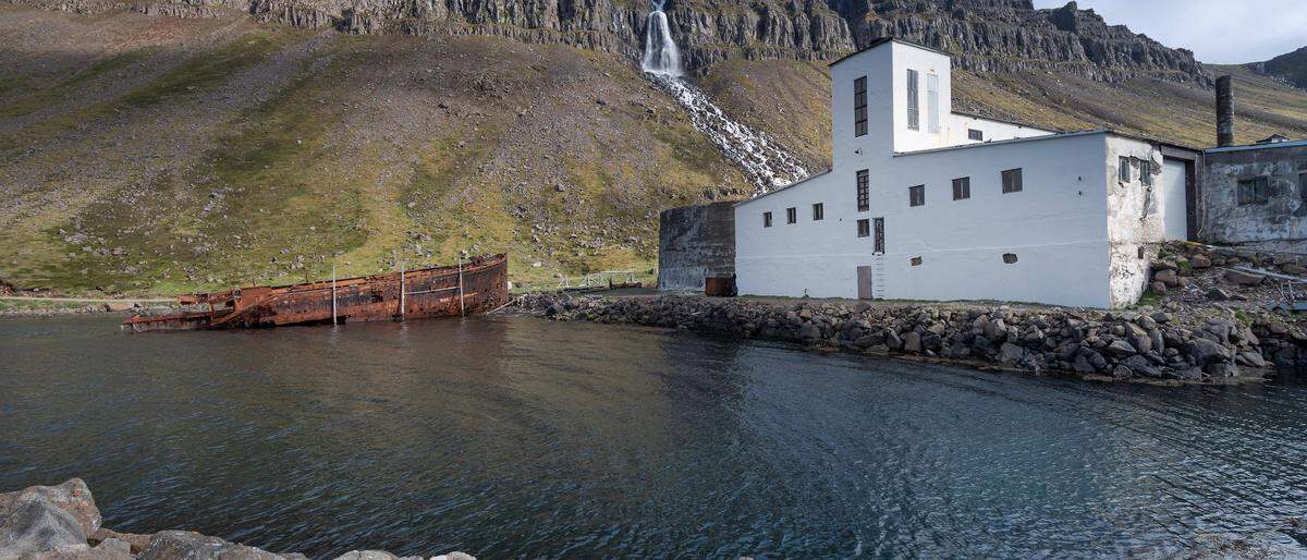 Die verlassene Heringsfabrik Djúpavík, gleich daneben wurden die Arbeiterquartiere zum Hotel umgebaut