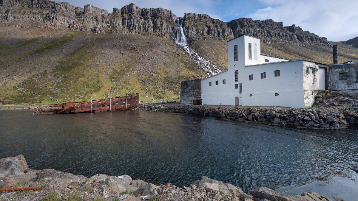 Die verlassene Heringsfabrik Djúpavík, gleich daneben wurden die Arbeiterquartiere zum Hotel umgebaut