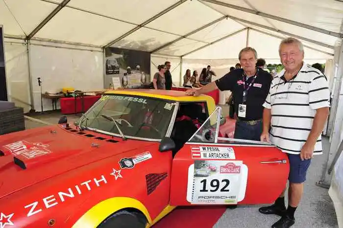 Auch Werner Fessl und Wolfgang Artacker führen ihren Abarth 124 bei der technischen Abnahme vor.
