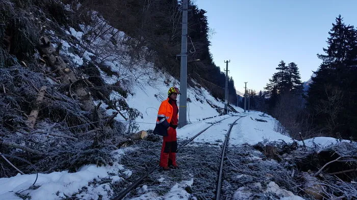 Derzeit wird die Bahnstrecke von umgestürzten Bäumen befreit