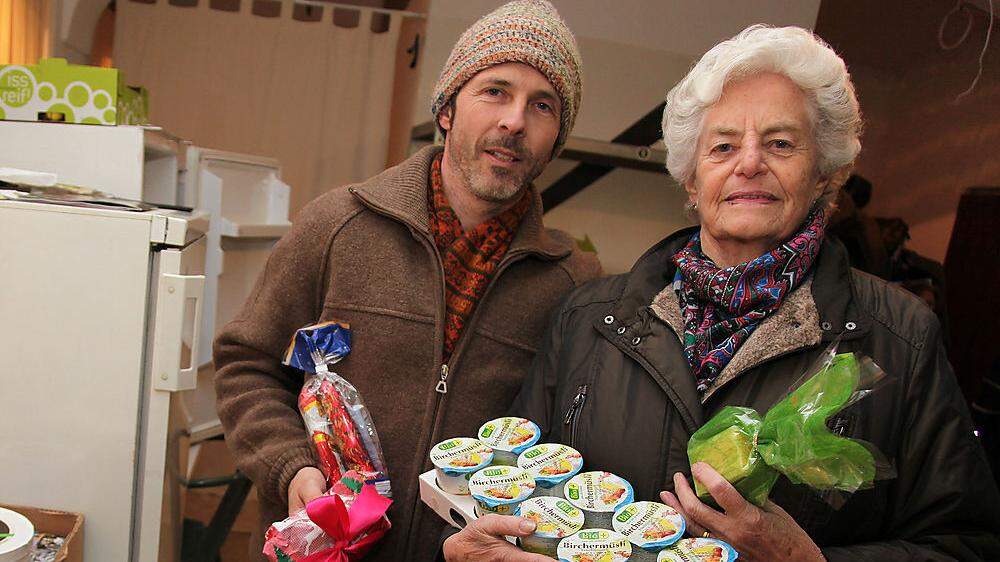 Oliver Hönigsberger und Melitta Prenter helfen ehrenamtlich bei der Ausgabe der Lebensmittel (links)