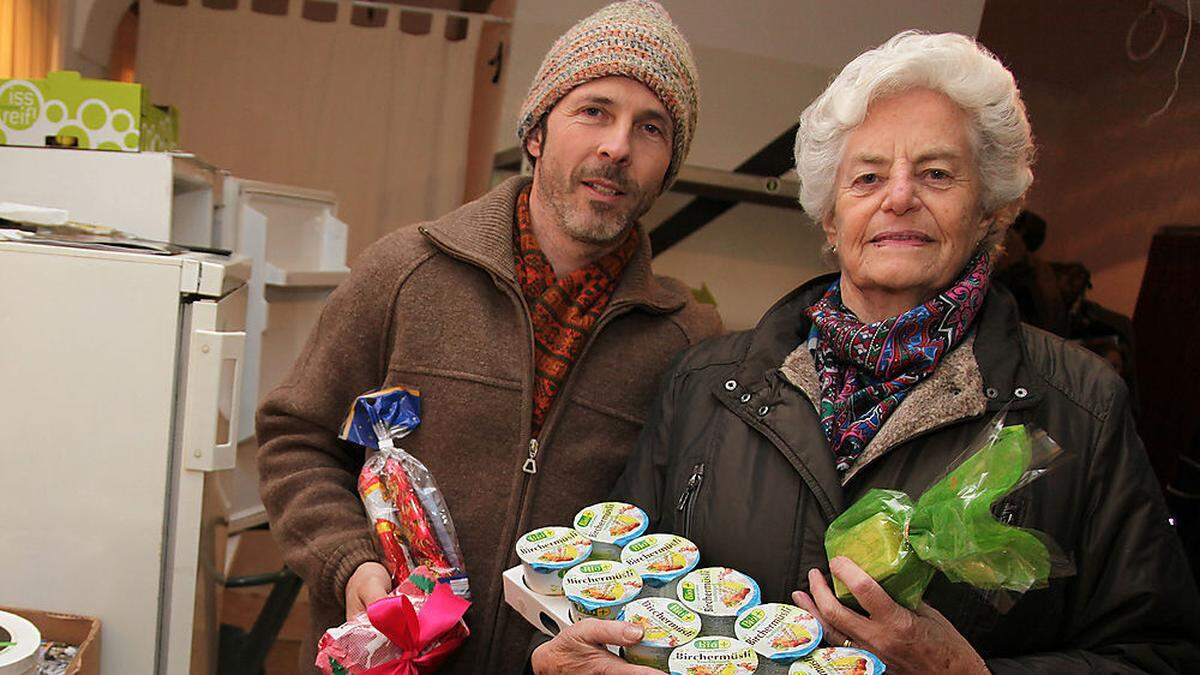 Oliver Hönigsberger und Melitta Prenter helfen ehrenamtlich bei der Ausgabe der Lebensmittel (links)