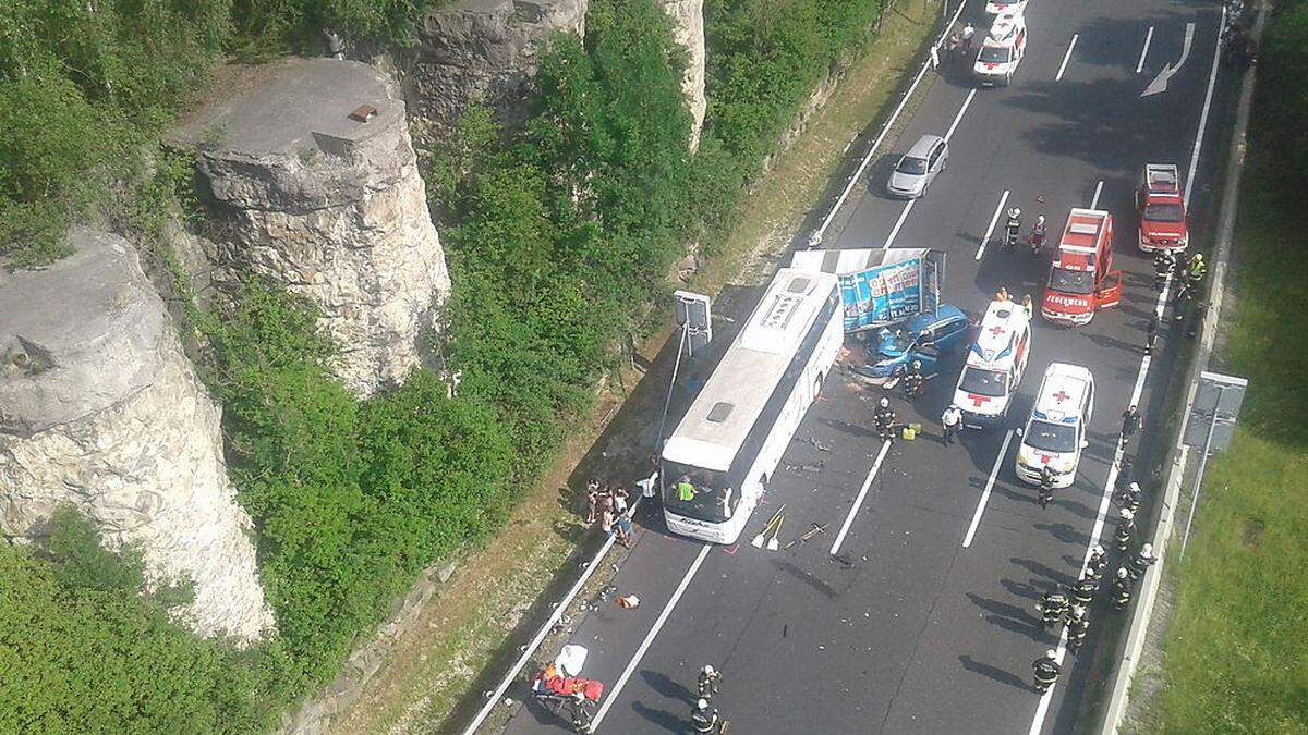 Vier Personen wurden bei dem Unfall auf der A2 verletzt und mussten ins Krankenhaus geflogen werden