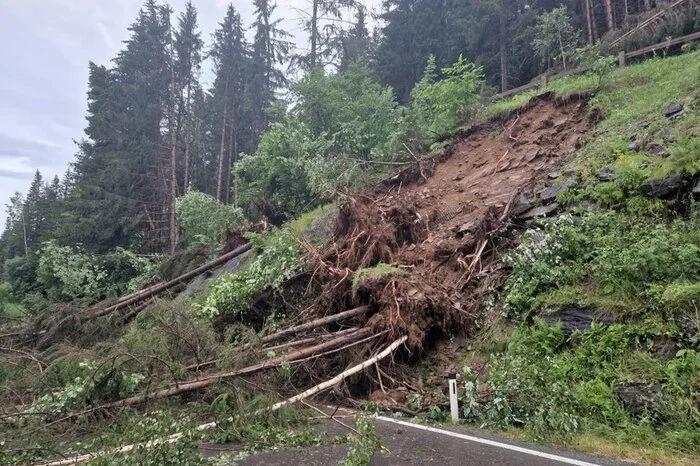 In Krakau wurden mehrere Hausdächer beschädigt beziehungsweise abgedeckt. Im restlichen betroffenen Gebiet mussten vorwiegend Straßen und Wege von den umgestürzten Bäumen freigemacht werden.