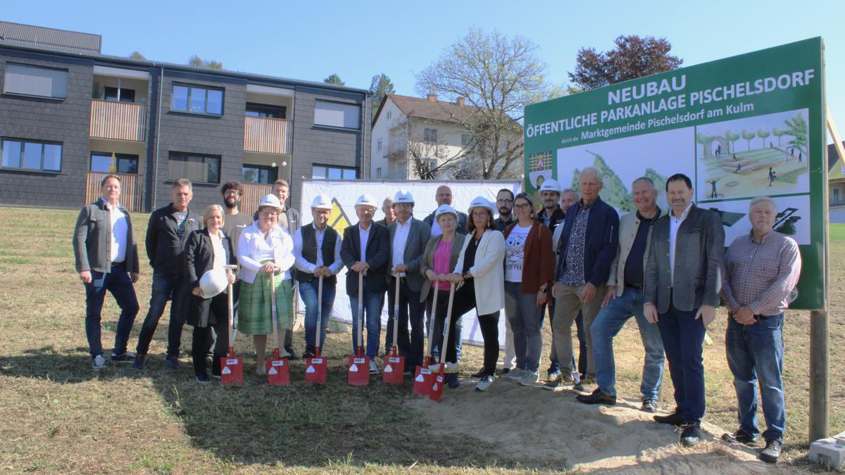 Vertreterinnen und Vertreter von Politik und bauausführenden Firmen beim Spatenstich in Pischelsdorf