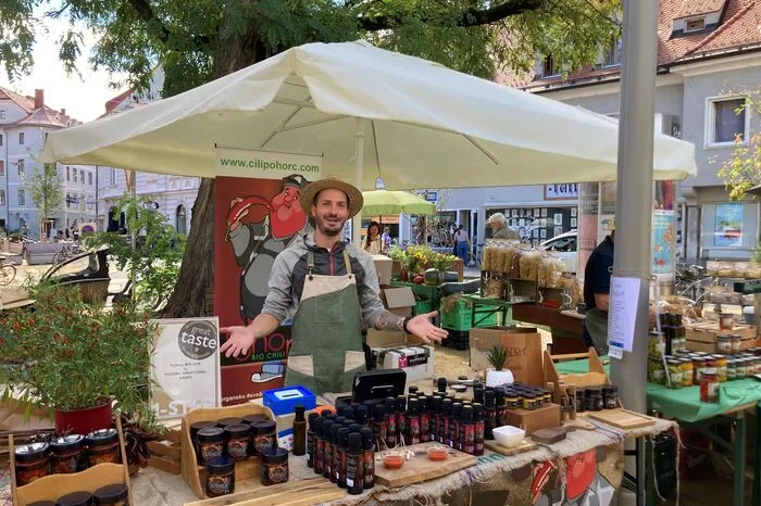 Der Greisler-Laden "Gscheft" veranstaltet den Markt gemeinsam mit der "Alpen-Adria-Allianz". Neben klasisschen Marktprodukten wie Gemüsen, Honig ...