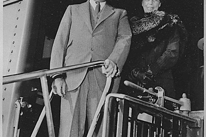 Ein Monat vor seiner Vereidigung hätte Franklin D. Roosevalt im Februar 1933 erschossen werden sollen. Der Italo-Amerikaner Giuseppe Zangara feuerte fünf Schüsse ab und tötete damit vier Menschen - darunter dem Bürgermeister von Chicago, Anton Cermak. Roosevelt überlebte.