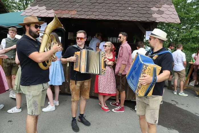 Volksmusikanten spielten mit flotten Liedern auf