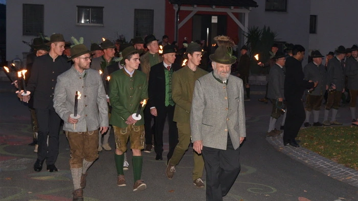 Mit einem Dankgottesdienst, zelebriert von Pater Joseph Mangalan, einer Streckenlegung und der Vereidigung der Jungjäger feierten die Jäger und Jägerinnen des Jagdbezirkes Hartberg-Fürstenfeld in Kaindorf den Namenstag ihres Schutzpatrons Hubertus.