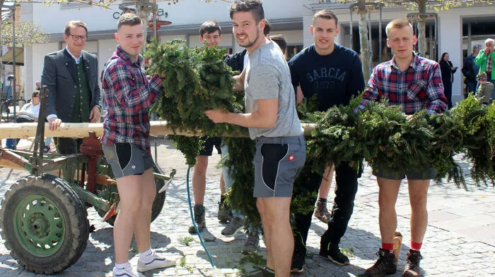 Gefällt, geschmückt und aufgestellt wurde der Maibaum von den 52 Landjugend-Mitgliedern der Ortsgruppe Hartberg unter Obmann Philpp Mauerhofer und Leiterin Melanie Prem.