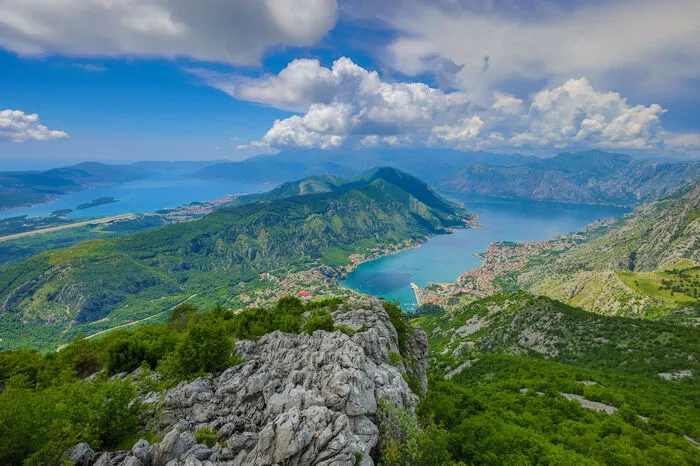 Atemberaubender Ausblick auf die Bucht von Kotor: Die Stadt mit ihren bedeutenden kulturhistorischen Bauwerken und ihrer Lage zählt zum Welterbe der Unesco.