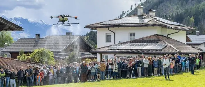 Gebannte Blicke nach oben: Bei den Live-Flügen zeigen Drohnen ihr Können aus nächster Nähe