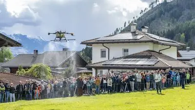 Gebannte Blicke nach oben: Bei den Live-Flügen zeigen Drohnen ihr Können aus nächster Nähe