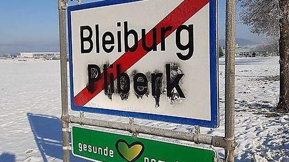 Beschmierte Ortstafel von Bleiburg
