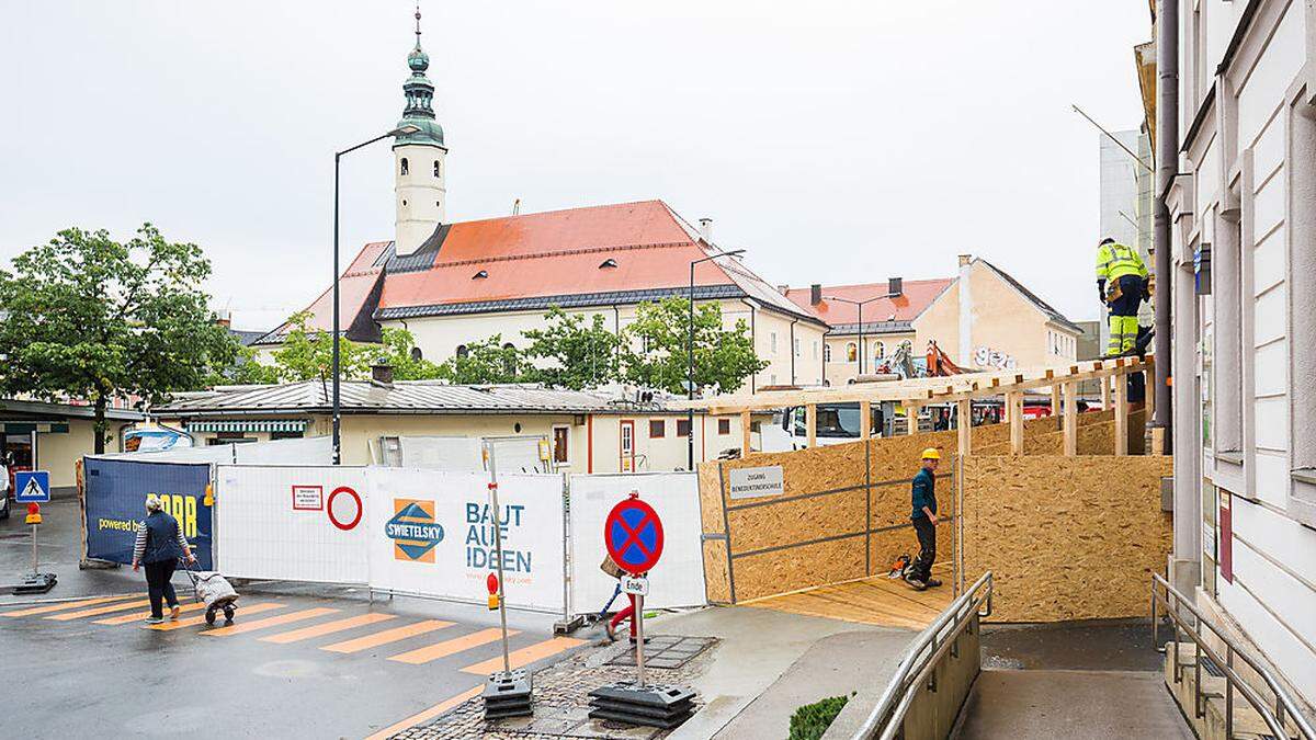 Für den neuen Eingang wird noch eine Rampe gebaut