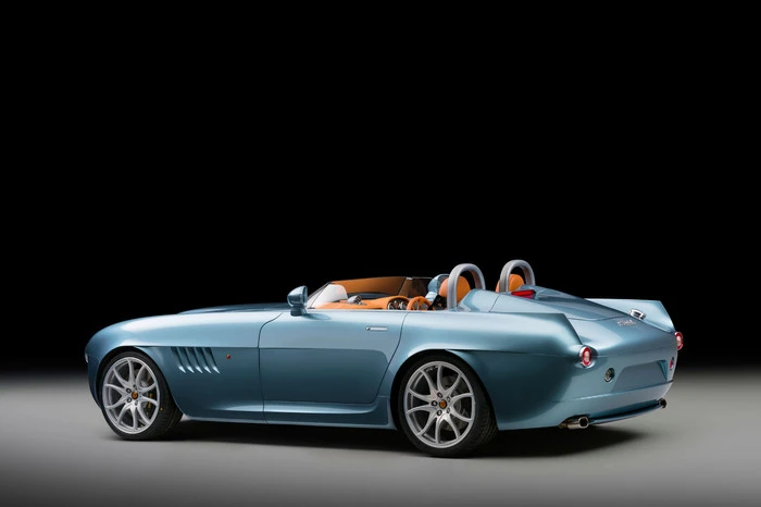 Der Speedster mit extrem niedriger Windschutzscheibe ist 4,2 Meter lang und den V8, der unter der langen Haube arbeitet, kaufen die Briten bei BMW zu.