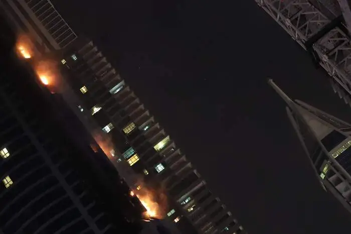 Ein Video zeigte, dass etliche Etagen des Wohngebäudes in Flammen standen.