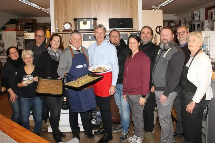 Beim großen Gewinnspiel konnte Hans Reinbacher einen Einbaubackofen von Günther Queder und Robert Wagnest übernehmen.