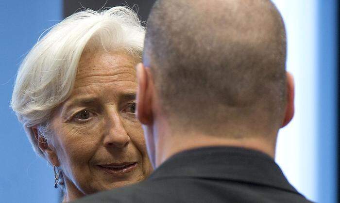 IWF-Chefin Christine Lagarde nimmt Yanis Varoufakis ins Gebet