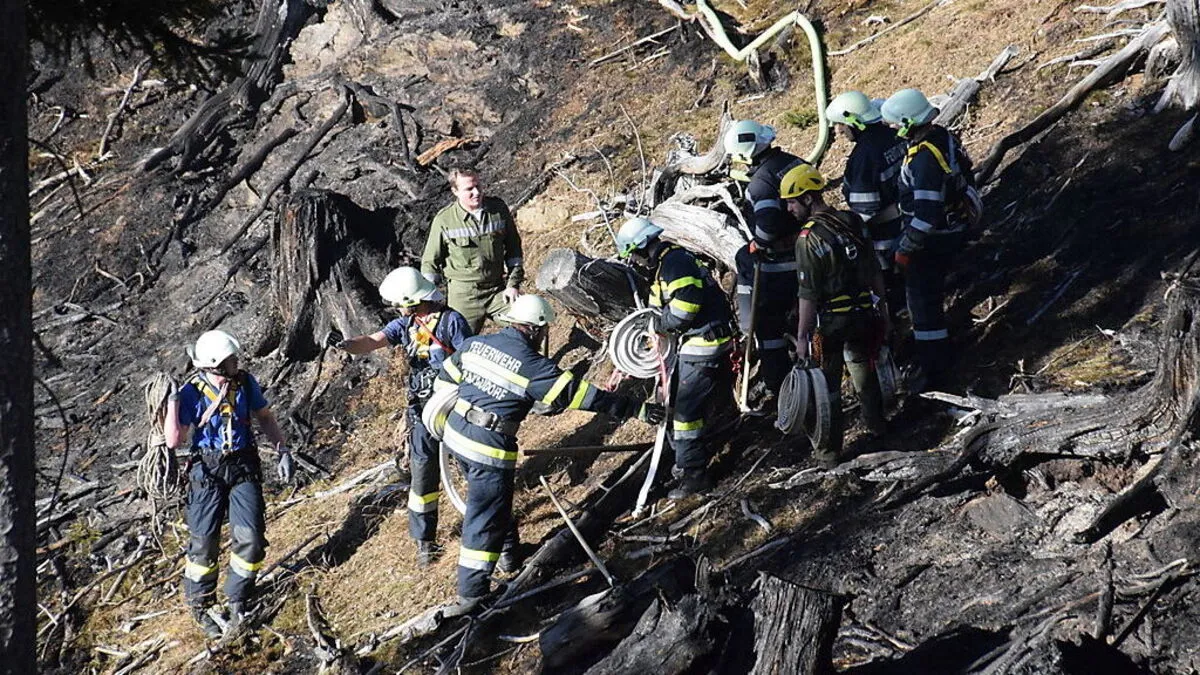 Die Feuerwehrmänner bei der Bekämpfung der Glutnester im unwegsamen Gelände