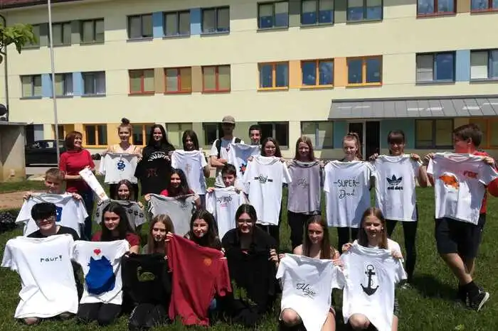 Schülerinnen und Schüler der Mittelschule Sinabelkirchen (mit Lehrerin Gabriele Reithofer &amp; Künstler HNRX) gestalteten diesmal T-Shirts.