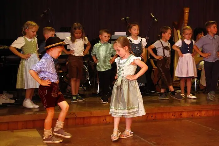 Schon die jungen Kinder wussten mit ihren Tanzeinlagen zu begeistern