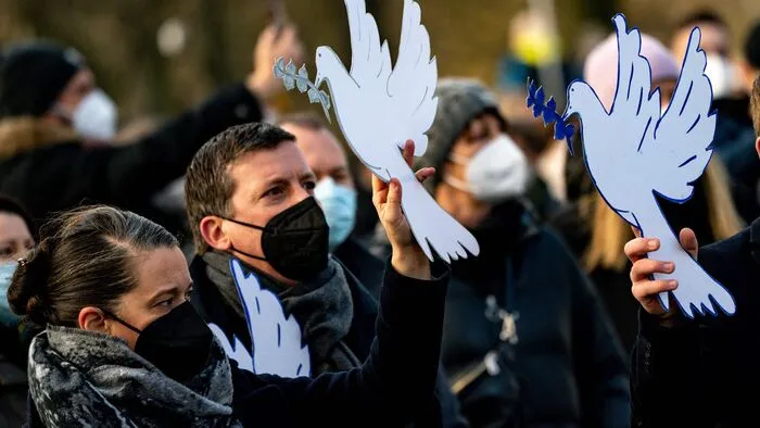In Hamburg zogen zahlreiche Demonstranten durch die Innenstadt, um ein Zeichen für Solidarität mit der Ukraine zu setzen.