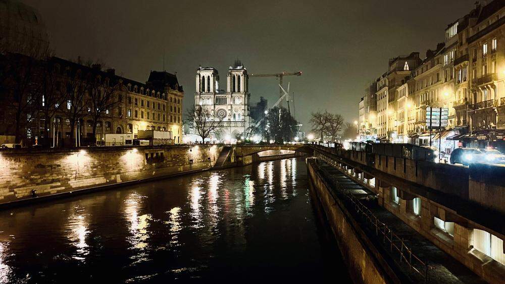 Blick auf Notre-Dame, das gotische Wahrzeichen von Paris