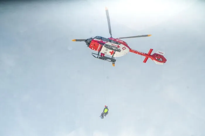 Der Rettungshubschrauber RK 1 zeigt eine Seilbergung vor.
