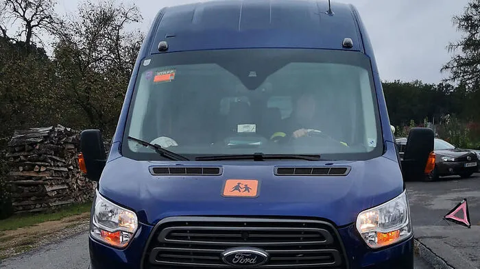 Bei einem Zusammenstoß zwischen einem Schulbus und einem Pkw wurden drei Personen verletzt