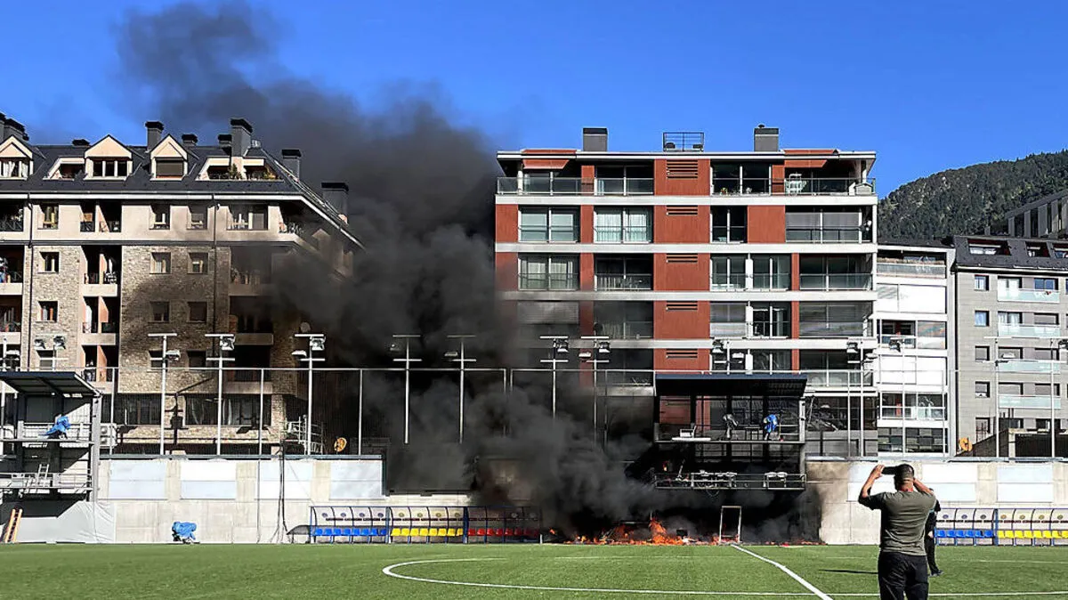 Im Estadi Nacional fing es zu brennen an.