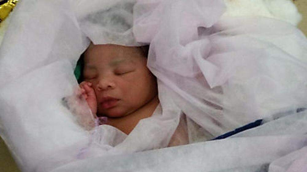 Start in ein neues Leben: Dieses Baby wurde auf einem Patrouillenboot geboren