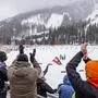 Zuschauer bejubeln in Obertilliach die Biathleten im Stadion