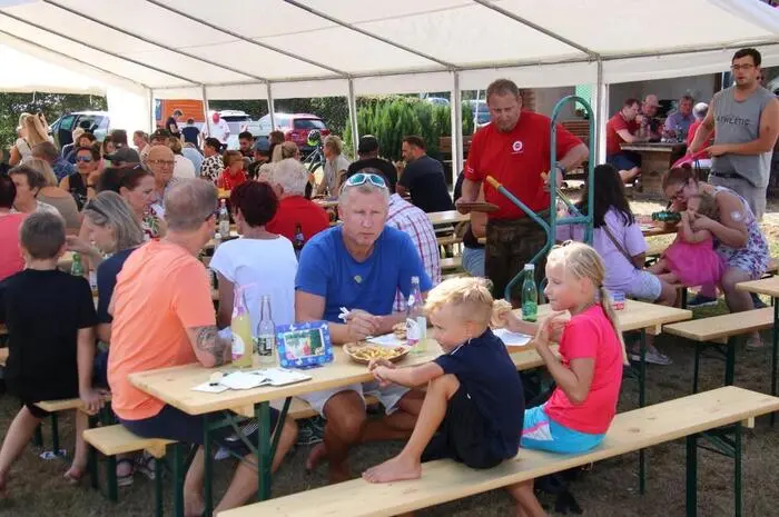 Auch die Eltern und sonstigen erwachsenen Gäste genossen den herrlichen Sommertag.
