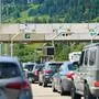 Brenner, highway, Italy - 11 May 2024: Traffic jam at the Brenner highway toll booth between Italy and Austria during the vacation season. Toll station with many vehicles *** Stau zur Urlaubszeit an der Mautstelle der Brennerautobahn zwischen Italien und Österreich. Mautstation mit vielen Fahrzeugen