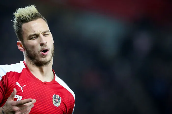 "Wenn man zum Nationalteam kommt, habe ich noch keinen einzigen Spieler gesehen, der mit keinem Lachen da reinkommt - außer, muss ich sagen, der Hinteregger, der lacht nie." Marko Arnautovic im ÖFB-EM-Trainingslager über Martin Hinteregger und die Stimmung im ÖFB-Team.