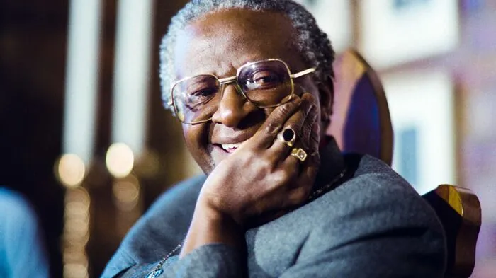 Der Friedensnobelpreisträger und Anti-Apartheid-Kämpfer Erzbischof Desmond Tutu ist im Alter von 90 Jahren gestorben.